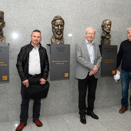 Zväčšiť fotografiu - Kodifikátor spisovnej slovenčiny zomrel pred 165 rokmi - autori bust