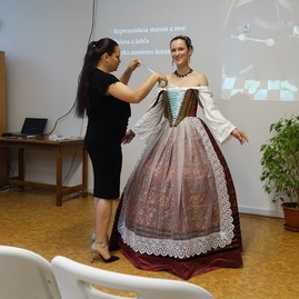 Zväčšiť fotografiu - 12.Odborna prednaska - Odev v zivote cloveka v Uhorsku 16.5.2024 (Zdroj: Vlastivedné múzeum v Považskej Bystrici)
