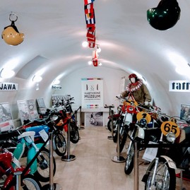 Zväčšiť fotografiu - 30.Výstava Zašlá éra považskobystrickej motocyklistiky-kaštieľ Bohunice (Zdroj: Vlastivedné múzeum v Považskej Bystrici)