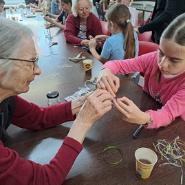 Zväčšiť fotografiu - Múzeum tvorivo prepojilo svety seniorov a detí
