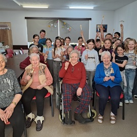 Zväčšiť fotografiu - Múzeum tvorivo prepojilo svety seniorov a detí