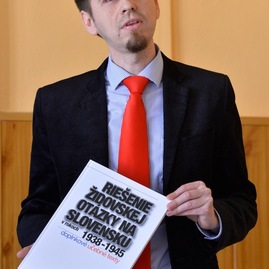 Na novomestskom gymnáziu uviedli do života knihu o holokauste - 20140407_NM_14