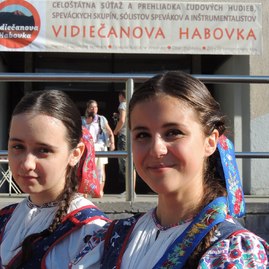 Na orave zaujali naši mladí folklóristi - Kristina a Katka.