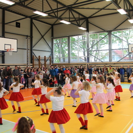 Na považí vyrástli farebné máje, symboly jari, prebúdzajúcej sa prírody, ale aj mladosti a hojnej úrody - 12