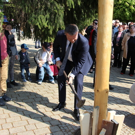 Na považí vyrástli farebné máje, symboly jari, prebúdzajúcej sa prírody, ale aj mladosti a hojnej úrody - 5