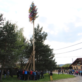 Na považí vyrástli farebné máje, symboly jari, prebúdzajúcej sa prírody, ale aj mladosti a hojnej úrody - 6