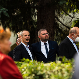 Zväčšiť fotografiu - Na študentov oddnes dohliada sám dubček - TSK_TNuni_busta Dubček_mini (13 of 57)