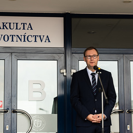 Zväčšiť fotografiu - Na študentov oddnes dohliada sám dubček - TSK_TNuni_busta Dubček_mini (15 of 57)
