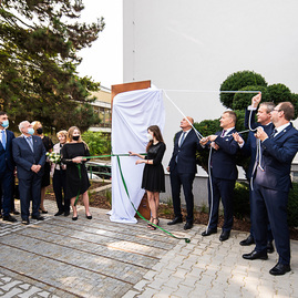 Zväčšiť fotografiu - Na študentov oddnes dohliada sám dubček - TSK_TNuni_busta Dubček_mini (28 of 57)