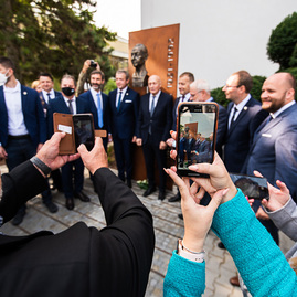 Zväčšiť fotografiu - Na študentov oddnes dohliada sám dubček - TSK_TNuni_busta Dubček_mini (41 of 57)