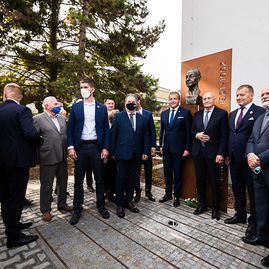 Zväčšiť fotografiu - Na študentov oddnes dohliada sám dubček - TSK_TNuni_busta Dubček_mini (42 of 57)