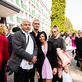 Zväčšiť fotografiu - Na študentov oddnes dohliada sám dubček - TSK_TNuni_busta Dubček_mini (44 of 57)