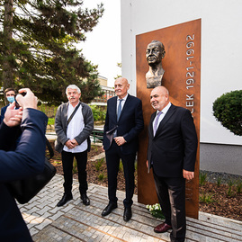 Zväčšiť fotografiu - Na študentov oddnes dohliada sám dubček - TSK_TNuni_busta Dubček_mini (45 of 57)