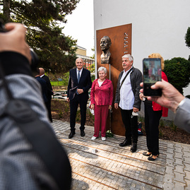 Zväčšiť fotografiu - Na študentov oddnes dohliada sám dubček - TSK_TNuni_busta Dubček_mini (46 of 57)