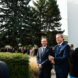 Zväčšiť fotografiu - Na študentov oddnes dohliada sám dubček - TSK_TNuni_busta Dubček_mini (4 of 57)