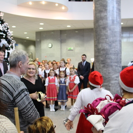 Na trenčianskej župe už svieti vianočný stromček, trhy potrvajú až do piatka - N