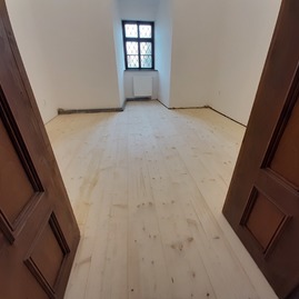 Zväčšiť fotografiu - Na trenčianskom hrade prebieha jarné upratovanie - 20200305_092255