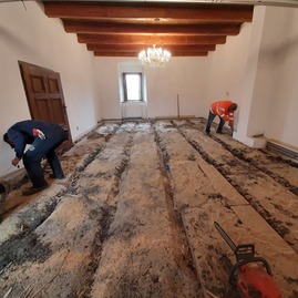 Zväčšiť fotografiu - Na trenčianskom hrade prebieha jarné upratovanie - 20200305_093049