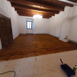 Zväčšiť fotografiu - Na trenčianskom hrade prebieha jarné upratovanie - 20200312_170901