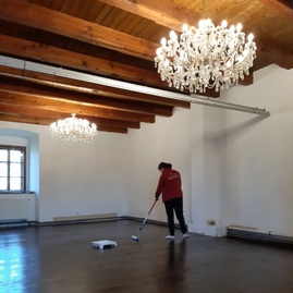 Zväčšiť fotografiu - Na trenčianskom hrade prebieha jarné upratovanie - foto 5