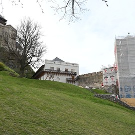 Zväčšiť fotografiu - Na trenčianskom hrade sa zastavil čas, hodinová veža prechádza rekonštrukciou