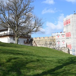 Zväčšiť fotografiu - Na trenčianskom hrade sa zastavil čas, hodinová veža prechádza rekonštrukciou