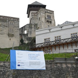 Zväčšiť fotografiu - Na trenčianskom hrade sa zastavil čas, hodinová veža prechádza rekonštrukciou