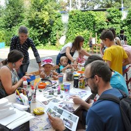 Zväčšiť fotografiu - Nádvorie župnej galérie počas leta láka tvorivé duše - DSC_0012