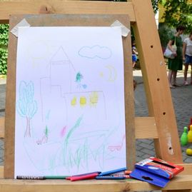 Zväčšiť fotografiu - Nádvorie župnej galérie počas leta láka tvorivé duše - DSC_0634