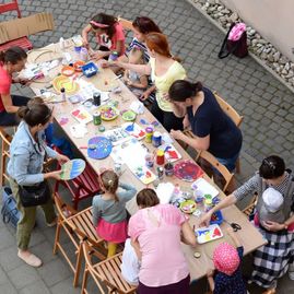 Zväčšiť fotografiu - Nádvorie župnej galérie počas leta láka tvorivé duše - DSC_0799_kopie