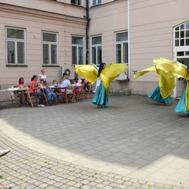 Zväčšiť fotografiu - Nádvorie župnej galérie počas leta láka tvorivé duše - DSC_0814_kopie