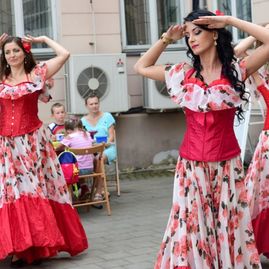 Zväčšiť fotografiu - Nádvorie župnej galérie počas leta láka tvorivé duše - DSC_0945_kopie