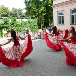 Zväčšiť fotografiu - Nádvorie župnej galérie počas leta láka tvorivé duše - DSC_0949_kopie
