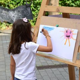 Zväčšiť fotografiu - Nádvorie župnej galérie počas leta láka tvorivé duše - DSC_1011_kopie