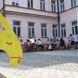 Zväčšiť fotografiu - Nádvorie župnej galérie počas leta láka tvorivé duše - DSC_2319