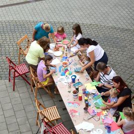 Zväčšiť fotografiu - Nádvorie župnej galérie počas leta láka tvorivé duše - DSC_2324