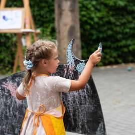 Zväčšiť fotografiu - Nádvorie župnej galérie počas leta láka tvorivé duše - DSC_6643_copy
