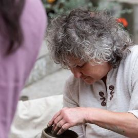Zväčšiť fotografiu - Nádvorie župnej galérie počas leta láka tvorivé duše - DSC_6647_copy