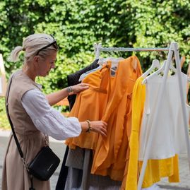 Zväčšiť fotografiu - Nádvorie župnej galérie počas leta láka tvorivé duše - DSC_6767_copy