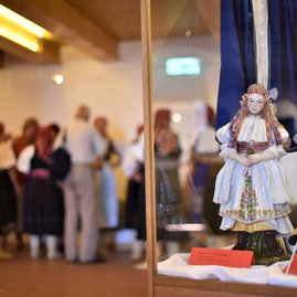 Neopakovateľné leto na hrade matúša čáka, s pestrou ponukou lákajú turistov aj kultúrne zariadenia v pôsobnosti župy - Aky kroj tak sa stroj_vystava (1)