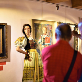 Neopakovateľné leto na hrade matúša čáka, s pestrou ponukou lákajú turistov aj kultúrne zariadenia v pôsobnosti župy - Aky kroj tak sa stroj_vystava (3)