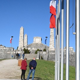 Zväčšiť fotografiu - Nielen fakle, ale aj srdcia sa opäť rozhoreli pri spomienke na generála