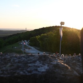 Zväčšiť fotografiu - Nielen fakle, ale aj srdcia sa opäť rozhoreli pri spomienke na generála