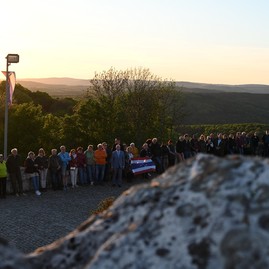 Zväčšiť fotografiu - Nielen fakle, ale aj srdcia sa opäť rozhoreli pri spomienke na generála