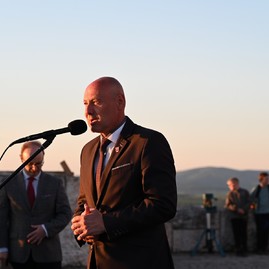 Zväčšiť fotografiu - Nielen fakle, ale aj srdcia sa opäť rozhoreli pri spomienke na generála