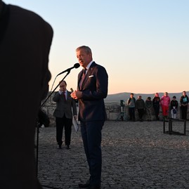 Zväčšiť fotografiu - Nielen fakle, ale aj srdcia sa opäť rozhoreli pri spomienke na generála