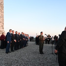 Zväčšiť fotografiu - Nielen fakle, ale aj srdcia sa opäť rozhoreli pri spomienke na generála