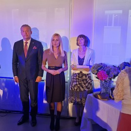 Zväčšiť fotografiu - Ocenenia v rámci flores musarum odovzdané, laureátom spievala sima magušinová - 20221010_173203