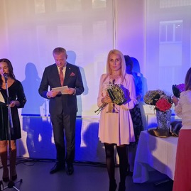 Zväčšiť fotografiu - Ocenenia v rámci flores musarum odovzdané, laureátom spievala sima magušinová - 20221010_173550