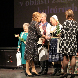 Zväčšiť fotografiu - Ocenili celoživotnú prácu ľudí pôsobiacich v oblasti kultúry na hornej nitre - IMG_0100